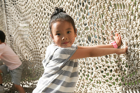 亚洲人攀登休闲活动快乐儿童在户外玩耍背景图片