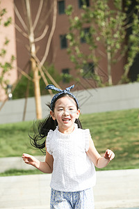 白昼摄影快乐小女孩在户外玩耍高清图片