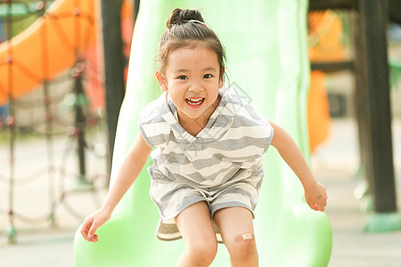 玩滑梯小朋友彩色图片学龄前儿童快乐小女孩在户外玩滑梯背景