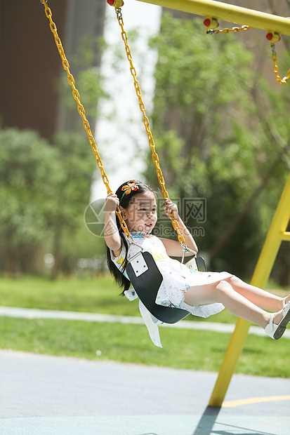 全身像学龄前儿童健康生活方式小女孩在户外玩耍图片