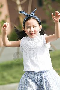 小女孩奔跑3岁到4岁休闲活动学龄前儿童小女孩在户外玩耍背景