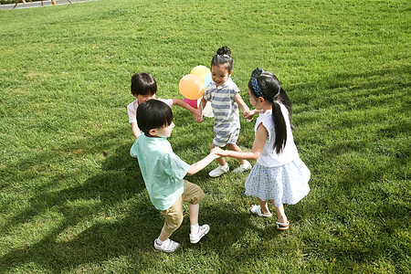 东方人四个人男孩快乐的孩子在外面玩耍图片