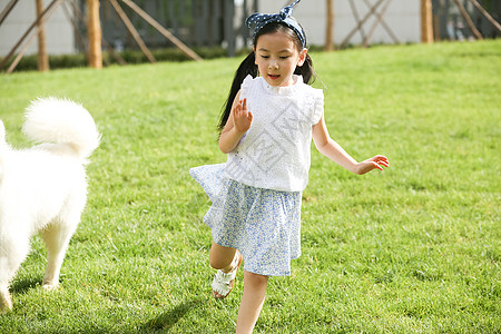 小女孩奔跑学龄前儿童长发草地小女孩在户外玩耍背景
