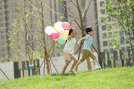 学龄前儿童童年5到6岁快乐儿童在草地上玩耍图片