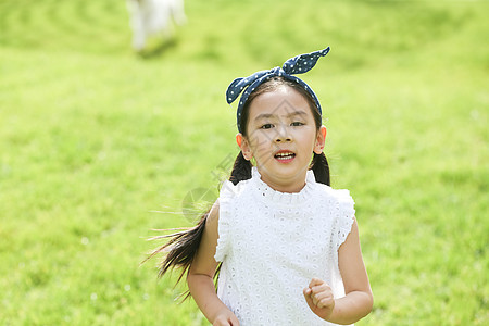 半身像健康生活方式高兴的小女孩在户外玩耍图片