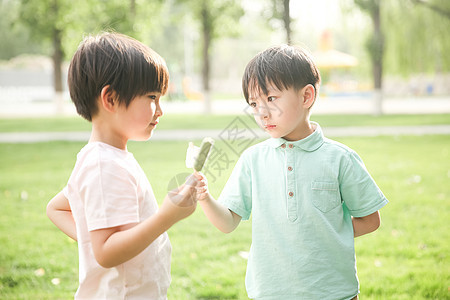 东方人可爱的彩色图片小男孩吃冰棍图片
