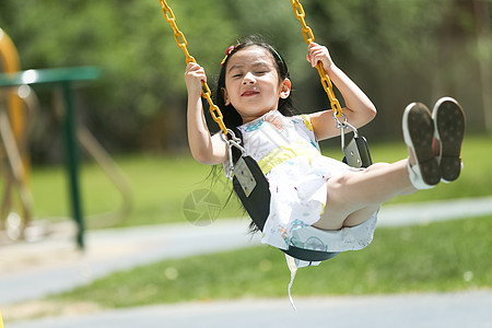 中国儿童亚洲人半身像休闲活动小女孩在户外玩耍背景