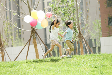 男孩幸福气球快乐儿童在草地上玩耍图片