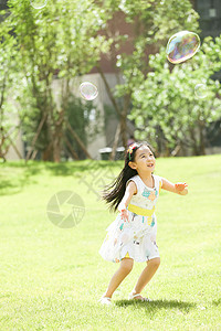 长发东方人健康生活方式小女孩在户外玩耍图片