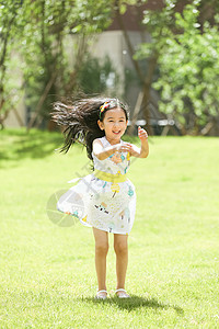 中国儿童快乐人户外活动小女孩在户外玩耍背景