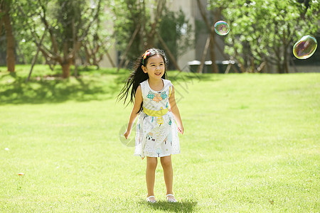 幸福健康生活方式可爱的小女孩在户外玩耍图片