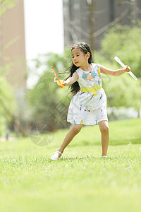 彩色图片可爱的垂直构图小女孩在户外玩耍图片