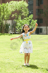 健康生活方式摄影东方人小女孩在户外玩耍图片