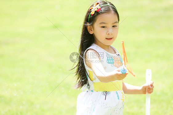 裙子休闲活动户外活动小女孩在户外玩耍图片