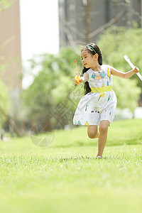 休闲活动快乐人小女孩在户外玩耍图片