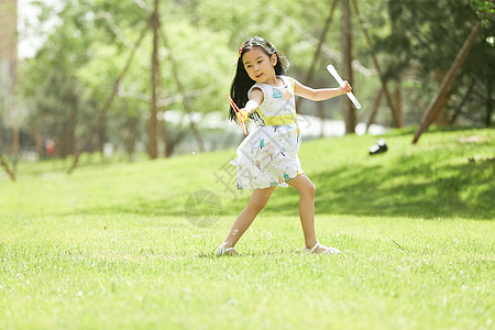 童年彩色图片长发小女孩在户外玩耍图片