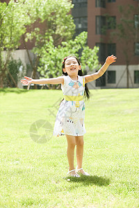 社区健康生活方式小女孩在户外玩耍图片
