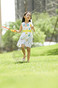 好奇心休闲装学龄前儿童小女孩在户外玩耍图片