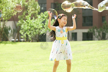 童年可爱的休闲活动小女孩在户外玩耍图片