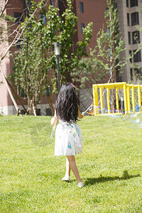 垂直构图公园户外活动小女孩在户外玩耍图片