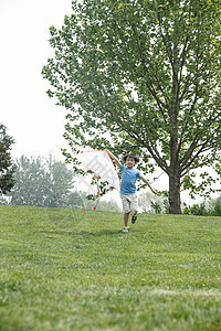 可爱的绿色儿童小男孩放风筝图片