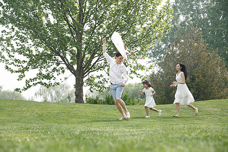 彩色图片奔跑自然一家三口在草地上放风筝图片