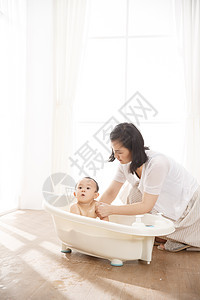住宅房间卫生婴儿浴盆妈妈给宝宝洗澡图片