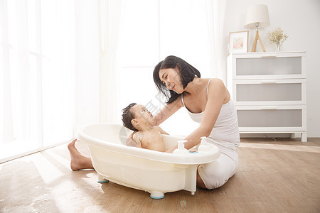 母子东亚柔和妈妈给宝宝洗澡图片