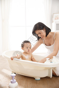 母子20多岁浴盆妈妈给宝宝洗澡图片