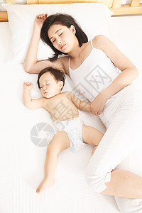 妈妈陪宝宝睡觉图片