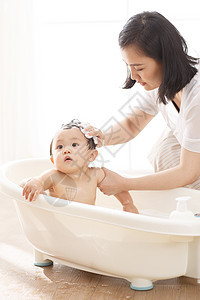泡泡预期柔和妈妈给宝宝洗澡图片