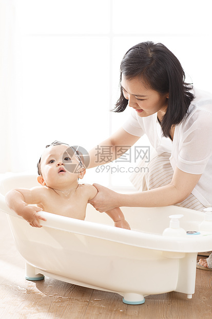 婴儿浴盆摄影家庭妈妈给宝宝洗澡图片