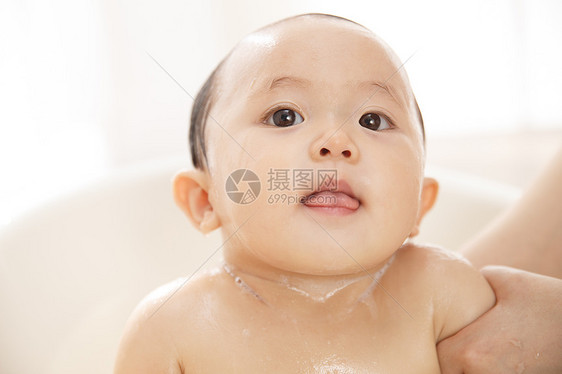 嬉戏的单亲家庭妈妈给宝宝洗澡图片