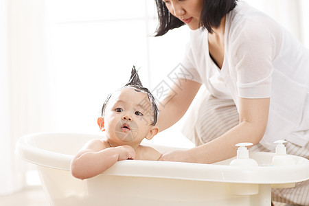 生长开端愉悦妈妈给宝宝洗澡图片