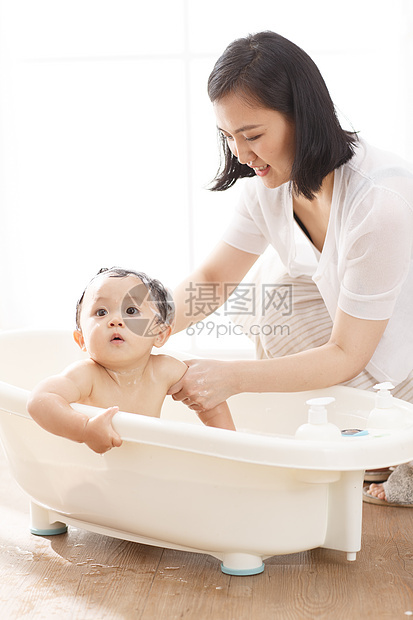 童年婴儿浴盆人妈妈给宝宝洗澡图片