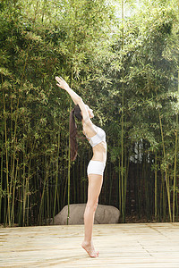 摄影瑜伽放松青年女人健身图片