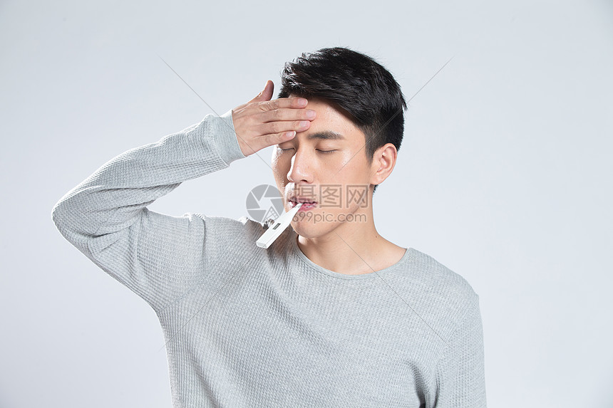 不舒服的症状紧张青年男人生病
