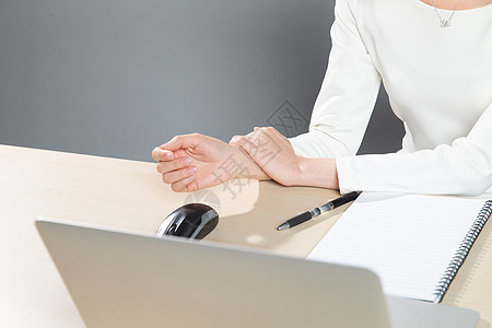 关节受伤鼠标疲劳的女商人青年女人手部特写背景