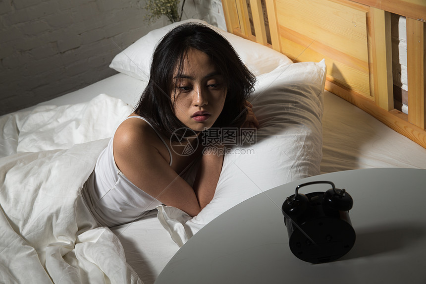 卧室仅一个青年女人20到24岁青年女人躺在床上失眠图片