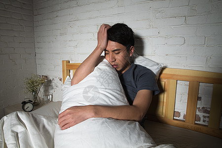 问题烦躁卧室夜晚青年男人失眠背景