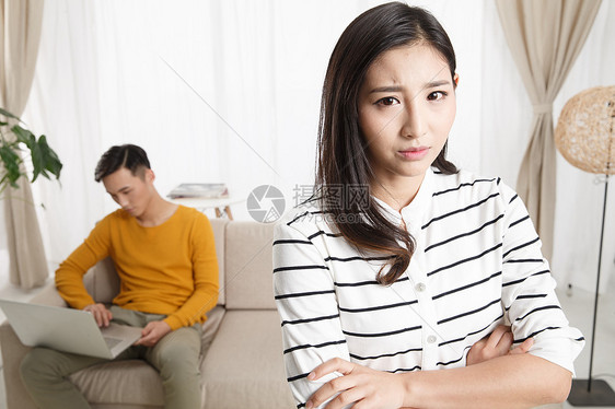 青年伴侣数码科技客厅不高兴的青年情侣图片