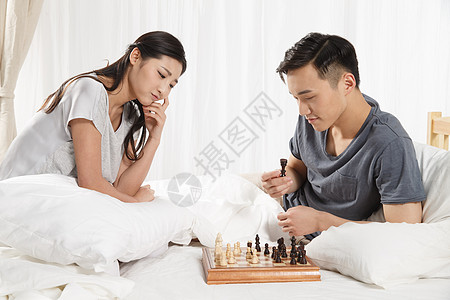 两个人仅成年人对弈青年情侣下象棋图片