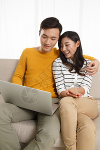 亚洲人成年人满意浪漫情侣看电脑图片