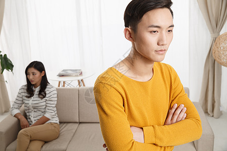 女人亚洲沙发不高兴的青年情侣图片