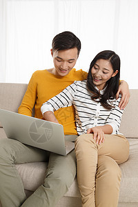 亚洲女人浪漫情侣看电脑图片