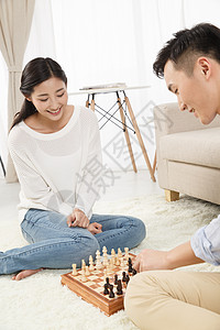 对弈亚洲人爱青年情侣下象棋图片