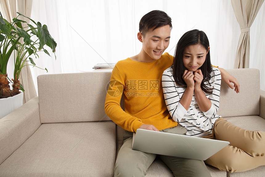活力沙发夫妇浪漫情侣看电脑图片
