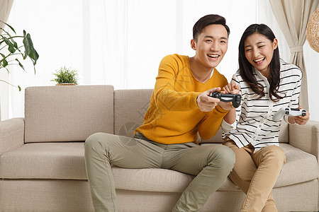 人乐趣彩色图片青年情侣坐着沙发上玩游戏图片