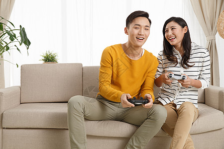 男朋友青年人亚洲青年情侣坐着沙发上玩游戏图片