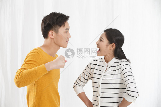 亚洲人夫妇面部表情青年情侣吵架图片
